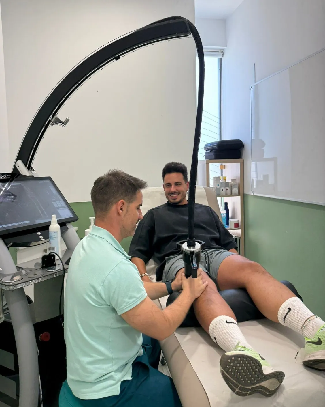 Paciente recuperado tras tratamiento de fisioterapia en FisioAdvance 360