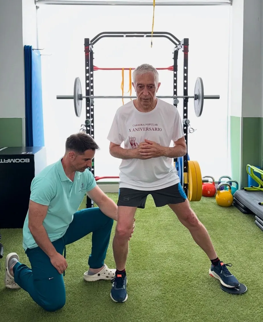 Paciente recuperado tras tratamiento de fisioterapia en FisioAdvance 360